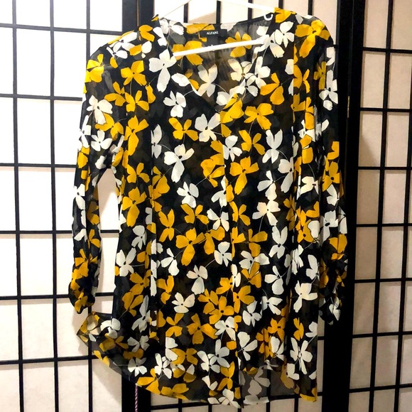 A black and yellow floral blouse - Picture 2 of 3